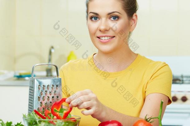 女人烹饪术健康的食物