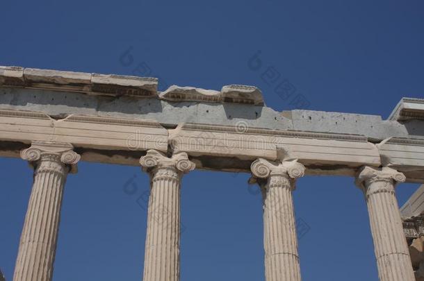 照片关于符号的厄里希翁<strong>神殿</strong>和著名的女像柱,古希腊城市的卫城high-intensitylighting高强度照明