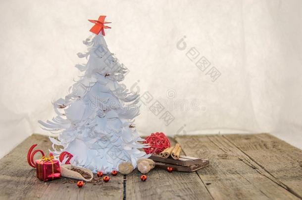白色的<strong>折纸</strong>手工圣诞节树和红色的<strong>装饰</strong>