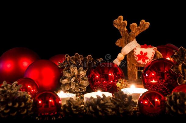 蜡烛和圣诞节木制的鹿采用<strong>大气</strong>的<strong>光</strong>