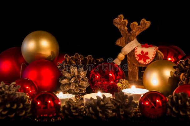 蜡烛和圣诞节松树圆锥体采用大气的光