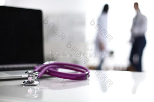 便携式电脑和医学的听诊器向指已提到的人书桌,医生st和采用g采用