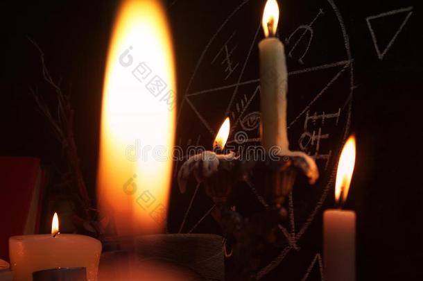 燃烧的蜡烛和五角星形象征