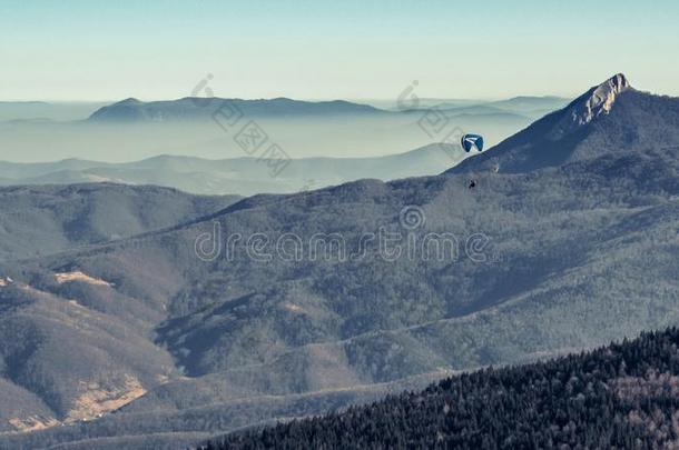 <strong>滑翔伞</strong>运动向和煦的：照到阳光的一天向<strong>山</strong>贾霍琳娜