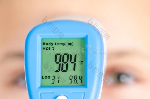 测量关于身体温度在旁边红外线的温度计