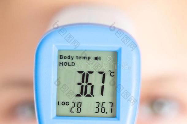 测量关于身体温度在旁边红外线的温度计