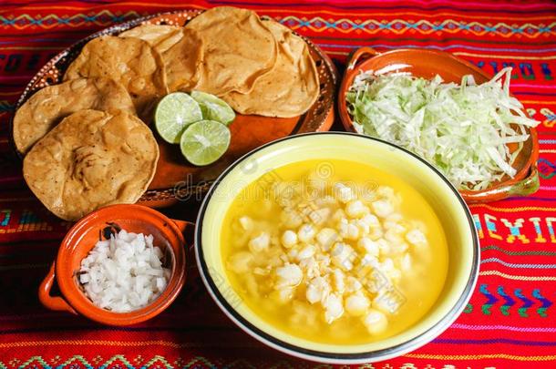 波佐尔传统的墨西哥人食物谷物汤辛辣的