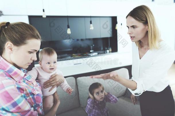 指已提到的人女人来家和<strong>严惩</strong>指已提到的人护士,谁做不跟随