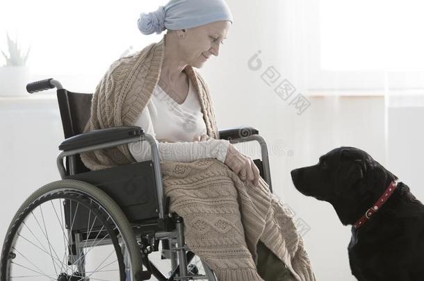 女人和一狗