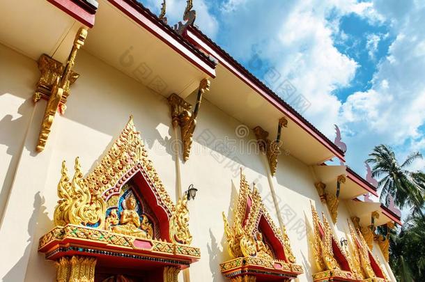 关在上面窗低音歌唱家-宽慰采用美丽的庙泰国或高棉的佛教寺或僧院萨迈孔克