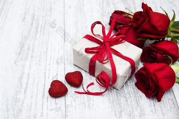 红色的玫瑰和赠品盒