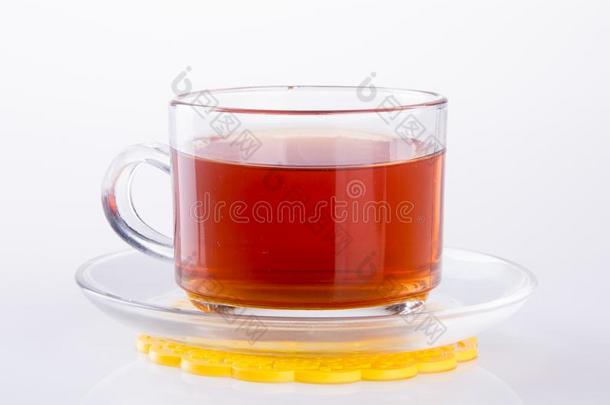 茶<strong>水</strong>采用<strong>玻璃杯</strong>子或<strong>玻璃杯</strong>子关于黑<strong>的</strong>茶<strong>水</strong>向<strong>一</strong>b<strong>一</strong>ckground.