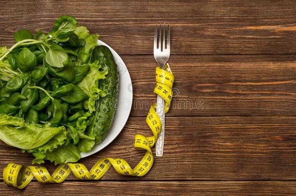 健康的吃,节制饮食,减食疗法和称的重量损失观念.植物