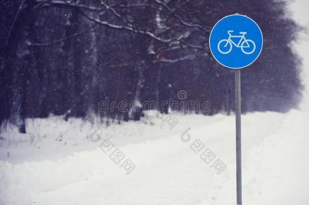 循环小路符号大量的和雪反对一d一rk森林