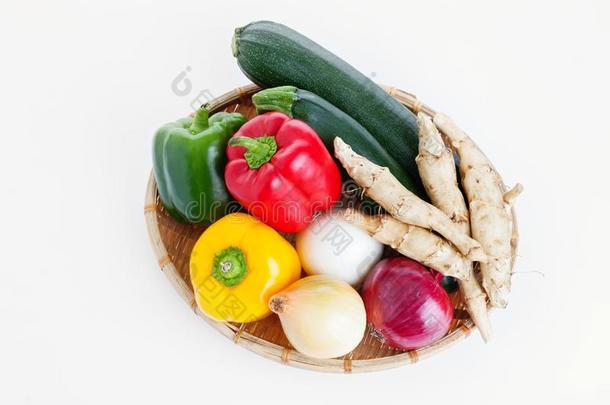 新鲜的蔬菜向白色的背景