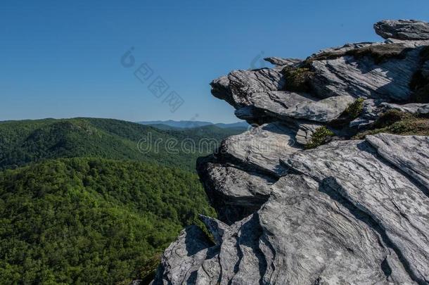 岩石出露地表在上面蓝色背脊山