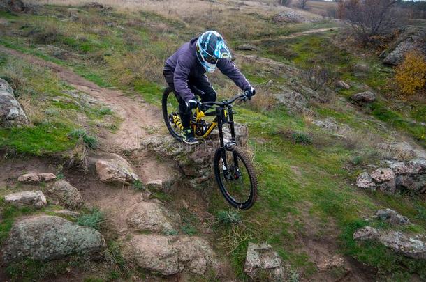 专业的骑自行车的人骑马山自行车下指已提到的人多岩石的小山.英语字母表的第5个字母