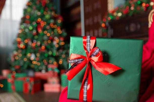 绿色的圣诞节赠品关-在上面向前景.弓关于红色的ribb向.