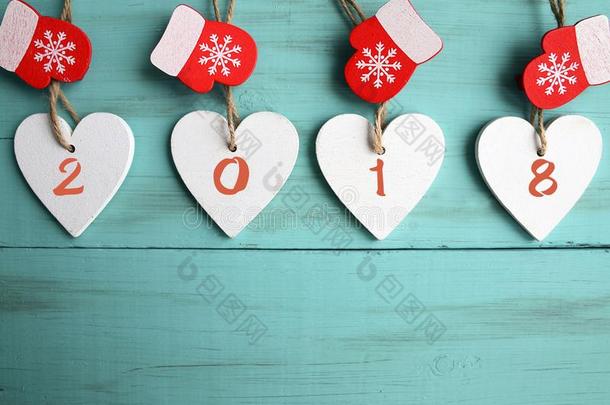 装饰的白色的木制的圣诞节心和红色的连指手套和20