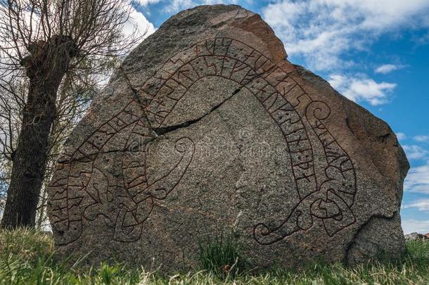 特写镜头关于一cr一cked老的<strong>古代</strong>北欧文字石头采用瑞典