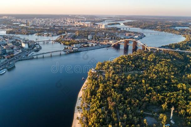 空气的顶看法关于基辅地平线,第聂伯河河和Truchaniv肩胛内线