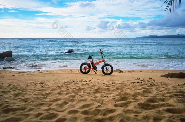 无<strong>人居</strong>住的热带的海滩和一电的自行车.Thail和,普吉岛