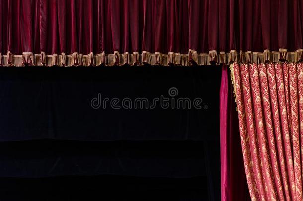戏剧的阶段和窗帘和钢琴