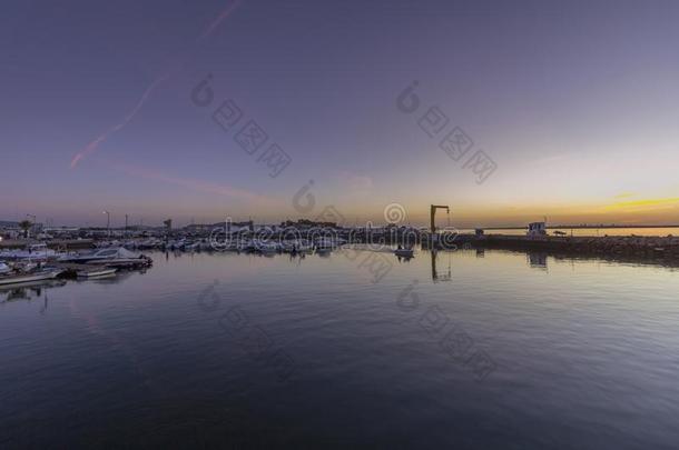 黎明看法关于奥豪消遣的小艇船坞,海滨向河口福尔莫斯