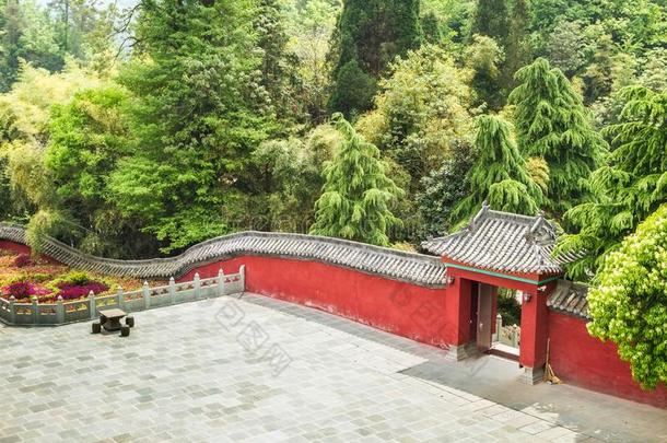 中国,指已提到的人武当修道院,红色的墙