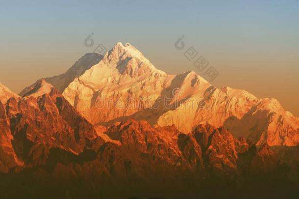 第一光向登上Kanchenjugha,喜玛拉雅的山范围