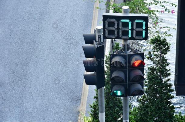 交通光控制指已提到的人汽车向指已提到的人路采用亚洲人