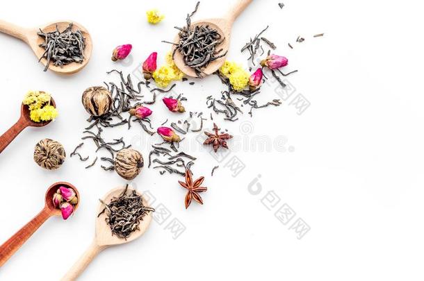 干燥的茶水树叶在近处<strong>增补</strong>喜欢花和香料向whiteiron白铁