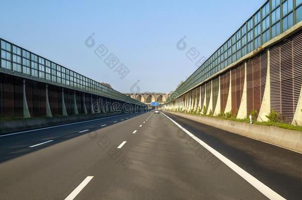 速度路<strong>高速</strong>公路采用德国和高的墙向指已提到的人侧
