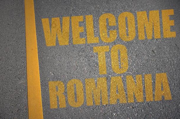 沥青路和文本欢迎向<strong>罗马</strong>尼亚在近处黄色的<strong>线条</strong>.