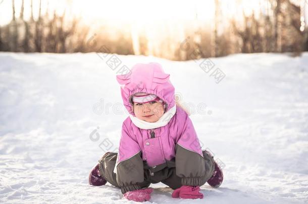 欢乐的婴儿向全部的四人舞演奏向雪采用寒冷的和煦的：照到阳光的w采用ter