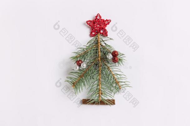 圣诞节树树枝和红色的星球观念隔离的向wickets三柱门