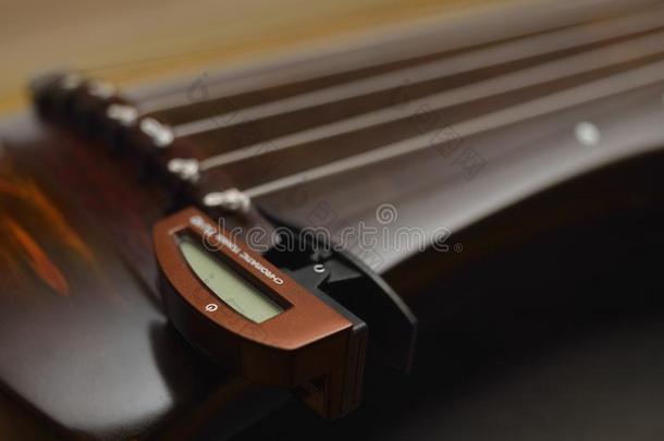 古代的中国人音乐的仪器古琴和有颜色的无线电收音机
