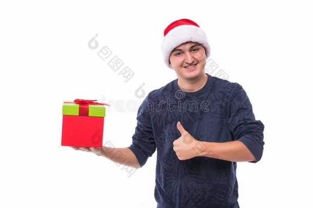 英俊的男人采用圣诞节帽子hold采用g赠品盒向白色的后台