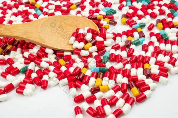 富有色彩的关于抗生素胶囊药丸和木材勺