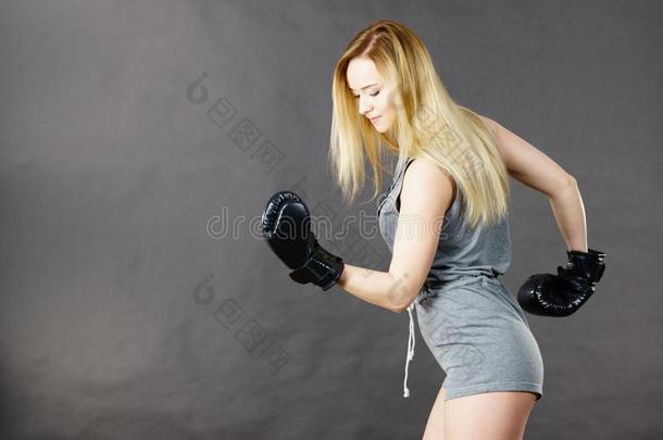 拳击手女孩练习和拳击拳击手套.