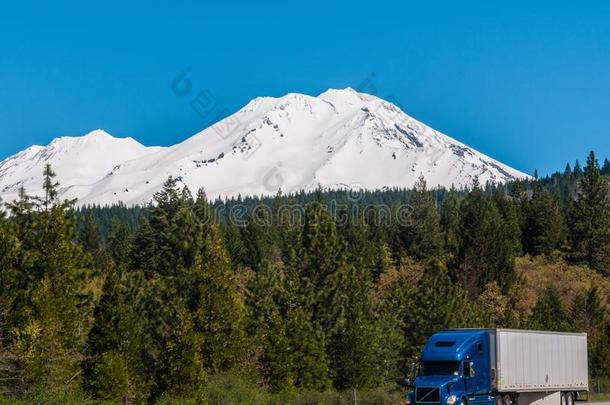 半独立式住宅货车向山下采用美国科罗拉多州