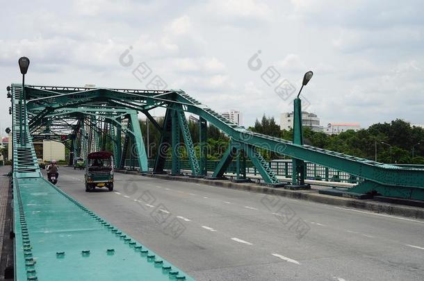 扇形棕榈细纤维城市桥泰国河绿色的钢旅行.