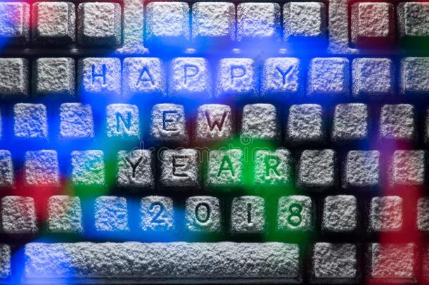 键盘大量的和雪和标题幸福的新的年2018点火在旁边