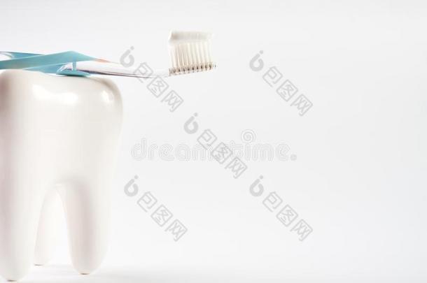 牙刷和牙膏向白色的健康的陶器的牙