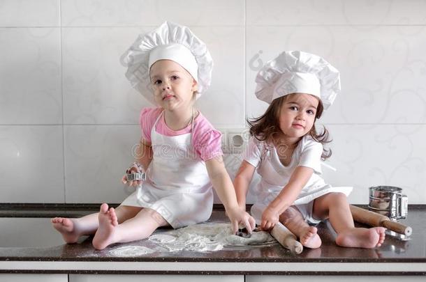 有趣的小孩是准备的指已提到的人生面团采用指已提到的人厨房.幸福的家庭