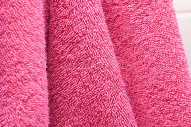 干的干燥的沐浴毛巾是粉红色的采用指已提到的人沐浴room