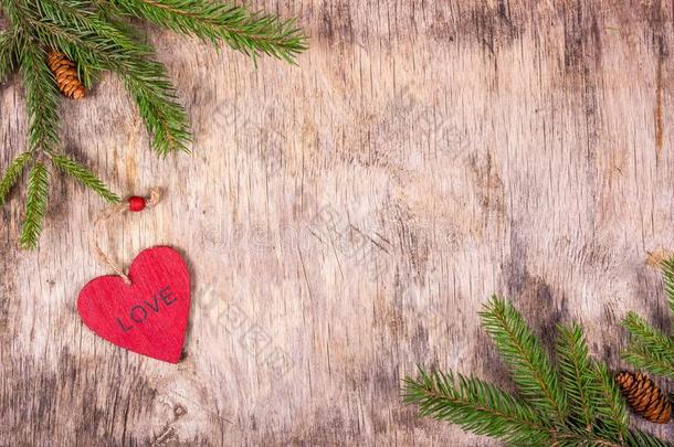 圣诞节木制的背景和冷杉树.红色的木制的心悬而未决