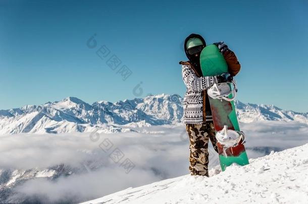 雪山飞魂热烈地拥抱指已提到的人滑雪板反对指已提到的人高的山山峰