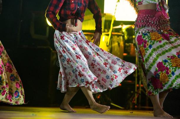 年幼的跳舞者女人赤脚的采用吉普赛人衣服danc采用g向阶段