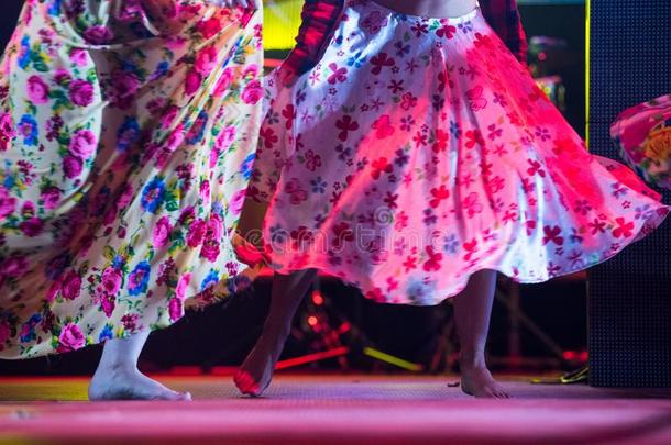 年幼的跳舞者女人赤脚的采用吉普赛人衣服danc采用g向阶段